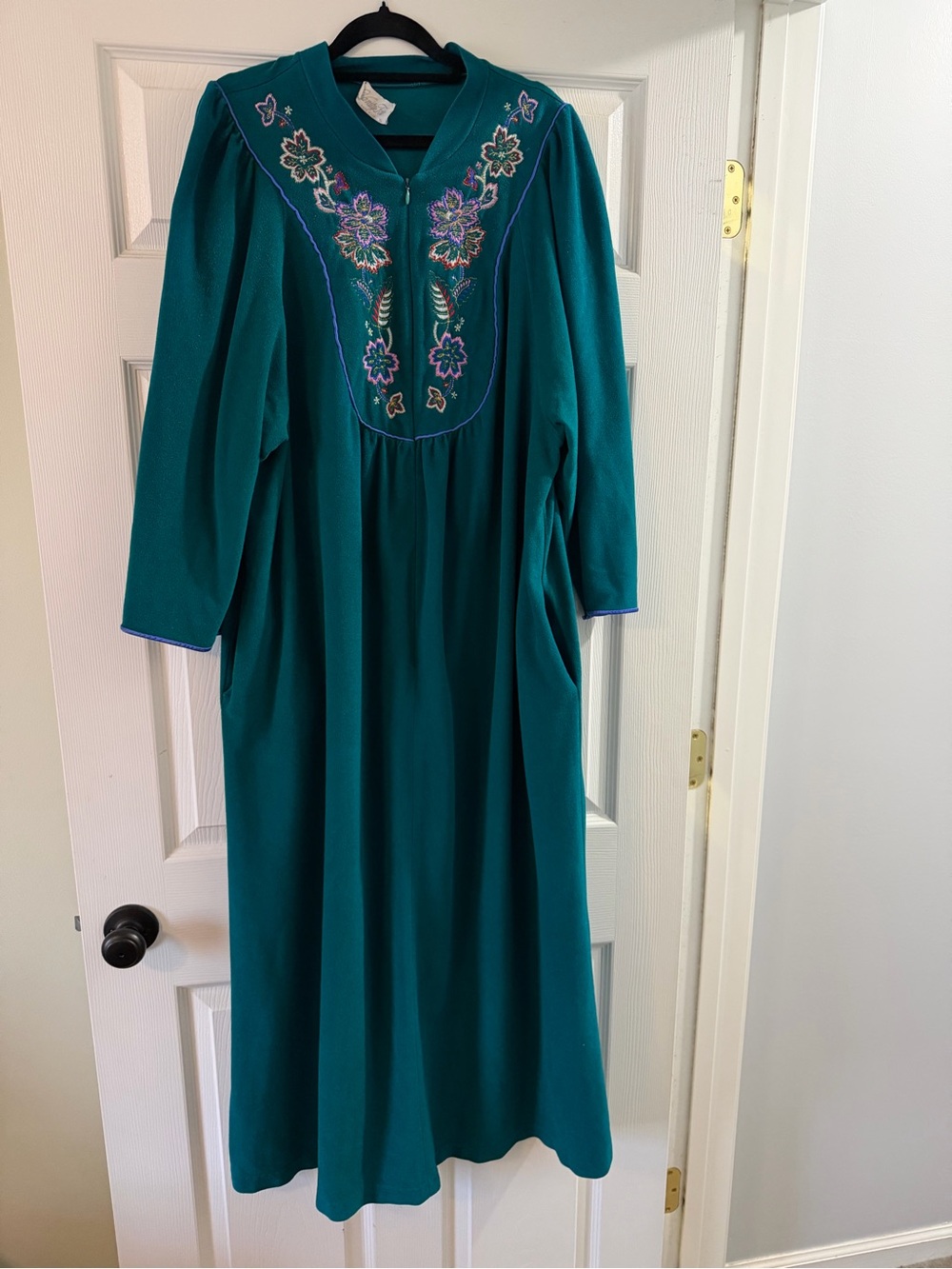 Vintage Vanity Fair Teal Embroidered Long Sleeve Robe